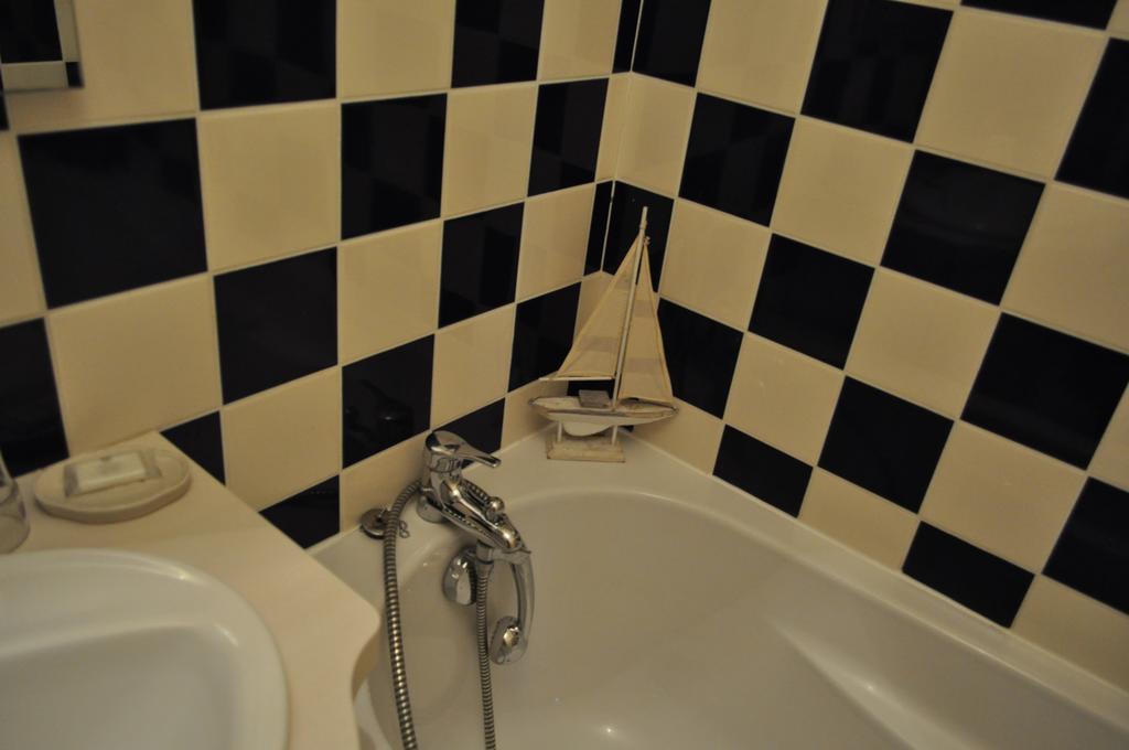 Bed and Breakfast Le Chateau Des Ormes Lambersart Zimmer foto